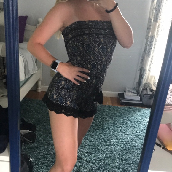Sleeveless Romper - Picture 2 of 3